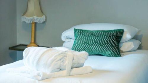 a white couch with towels and a lamp and a pillow at Fitz Of Inch in Stradbally
