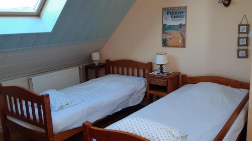 une chambre avec deux lits et une fenêtre dans l'établissement Ty Albéric, plages et commerces à pied, à Trégastel
