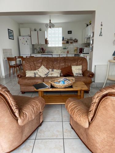 un salon avec deux canapés et une table dans l'établissement Ty Albéric, plages et commerces à pied, à Trégastel