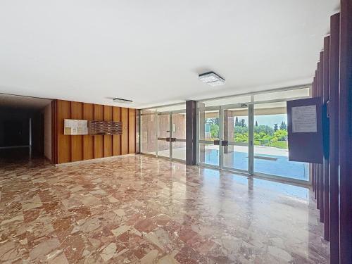 une pièce vide avec un hall doté de portes en verre dans l'établissement Azur Stay, à Nice