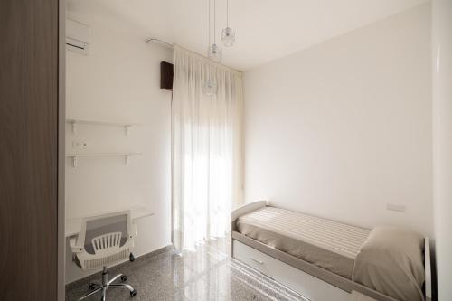 a hospital room with a bed and a window at Casa Vacanze Leonardo 2 in Roccella Ionica