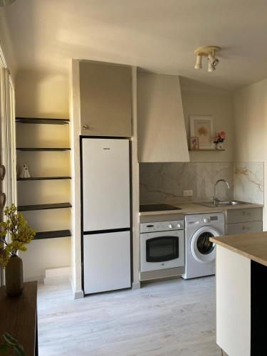 La cuisine est équipée d'un réfrigérateur blanc et d'un lave-vaisselle. dans l'établissement Superbe T2 refait à neuf, tout équipé, très lumineux, au calme ! Parking privé - Ajaccio, à Ajaccio