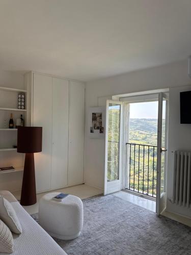 Un dormitorio con una cama y una ventana grande. en The View Assisi, en Asís