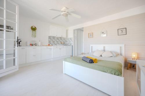 une chambre blanche avec un lit et une cuisine dans l'établissement Studio Horizon Sablettes, à La Seyne-sur-Mer