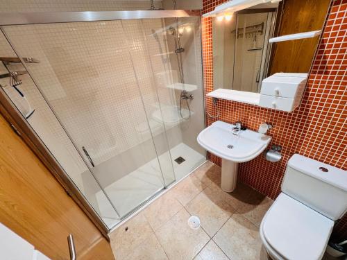 a bathroom with a shower and a toilet and a sink at Residencia Dos Mares I, Bloque 3, Escalera 1, 2º C in La Manga del Mar Menor