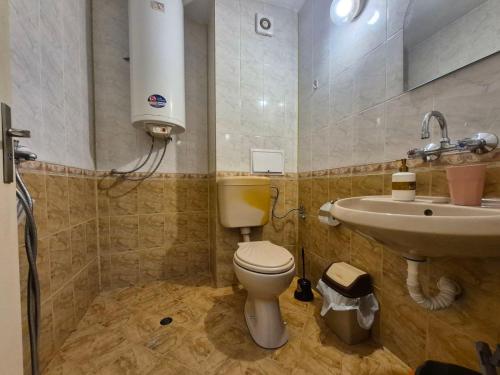 Ένα μπάνιο στο 2 Rooms Apartment - Top Center of Burgas