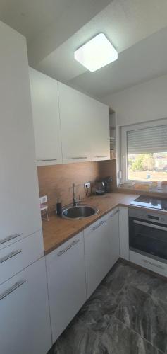 Η κουζίνα ή μικρή κουζίνα στο Apartman Katić