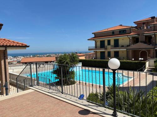 een balkon met uitzicht op een zwembad bij Residence IL BORGO 37 in Tortoreto Lido