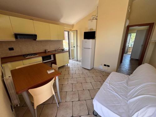 een kleine keuken met een tafel en een bed bij Residence IL BORGO 37 in Tortoreto Lido