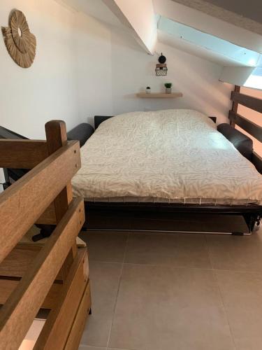 une petite chambre avec un lit et un escalier dans l'établissement Maison Argelès sur mer - 400 m de la plage, à Argelès-sur-Mer