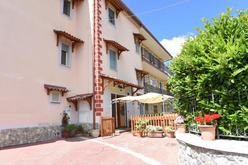 a large white building with plants in a courtyard at La Casa Dei Desideri in Agerola