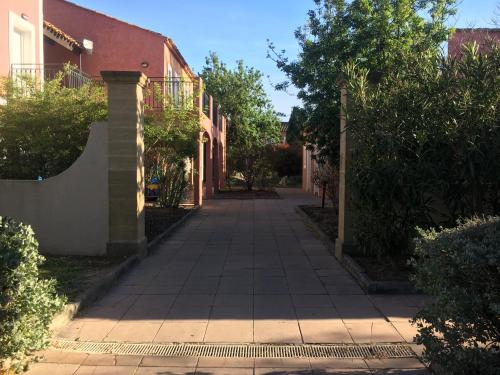 un trottoir vide devant un bâtiment dans l'établissement studio cocooning Camargue, à Arles