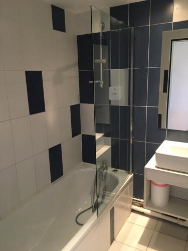 une salle de bain avec une douche, une baignoire et un lavabo dans l'établissement studio cocooning Camargue, à Arles
