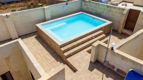 Bazén v ubytování Naduri Holiday Home nebo v jeho okolí