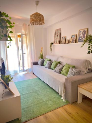 a living room with a couch and a green rug at Roma Bella in El Burgo de Osma