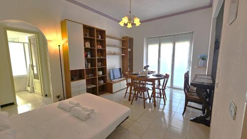 a living room with a couch and a dining room table at Al Ludomar, Cozy Flat and Free Park in Rapallo