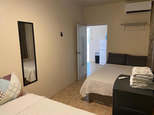 Ένα ή περισσότερα κρεβάτια σε δωμάτιο στο Guayacan Guest House - Cayo Collado La Parguera