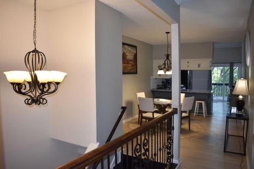 カンザスシティにあるCozy 3BR-3BA Home Near Zona Rosa Shopping and Diningのダイニングルーム、リビングルーム(シャンデリア付)