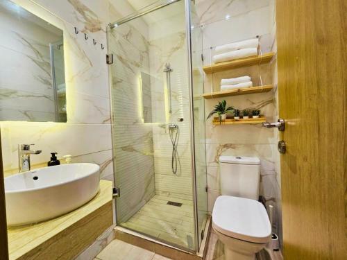 Un baño de Sidi Rahal Blue View, Beachfront wide seaview with pool
