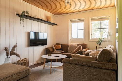 TV a/nebo společenská místnost v ubytování Långrösta; Ruime blokhut grenzend aan bos