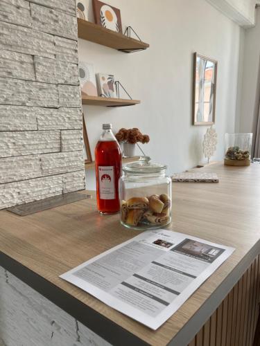 une bouteille de sauce posée sur un comptoir dans l'établissement Les Carmes - Logement entier, appartement, Vienne - France, à Vienne