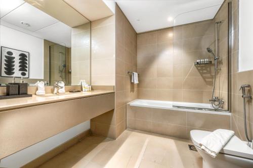 Ein Badezimmer in der Unterkunft Desert Key - Perfectly Located Yas Island Premier Apts