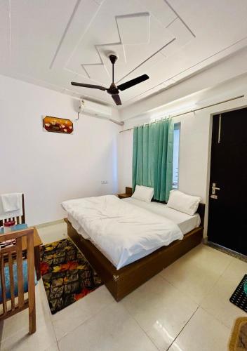 Cama o camas de una habitación en Ved Bhoomi residency
