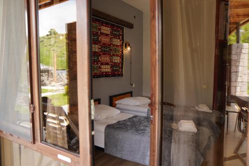 Postel nebo postele na pokoji v ubytování Hotel Hobbiton near Vardzia Caves