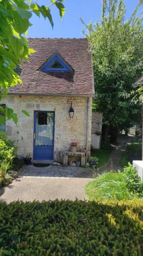 a small stone house with a blue door at Gîte de charme proche du Zoo Beauval et Châteaux in Pontlevoy