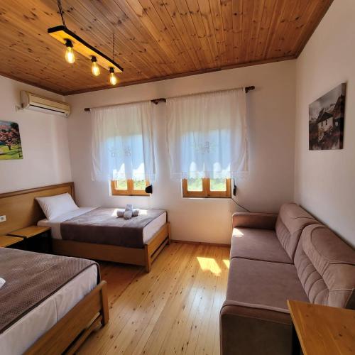 Postel nebo postele na pokoji v ubytování Jona Guest house