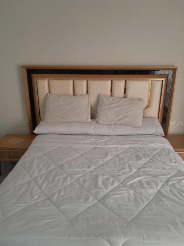 ein großes Bett mit zwei Kissen darauf in der Unterkunft شالية في كمباوند سكانديك عرابيا in Hurghada
