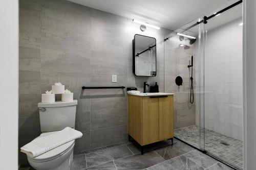 Ένα μπάνιο στο Sunny 2BR Loft • Work Relax Minutes to NYC