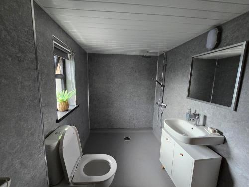 Koupelna v ubytování Central Portrush Townhouse available for Open Golf