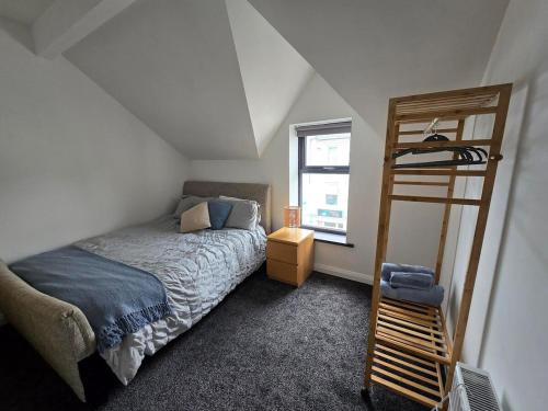 Postel nebo postele na pokoji v ubytování Central Portrush Townhouse available for Open Golf