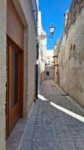 an alley way with a building and a street light at Fuga romantica e di relax in Martano