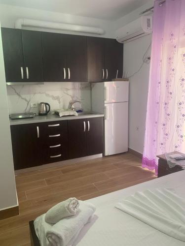 O bucătărie sau chicinetă la Guesthouse Sueda