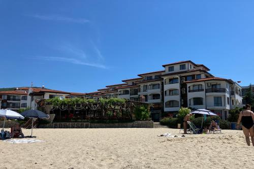 Двустаен апартамент с прекрасна морска гледка и голяма тераса на самия бряг на морето