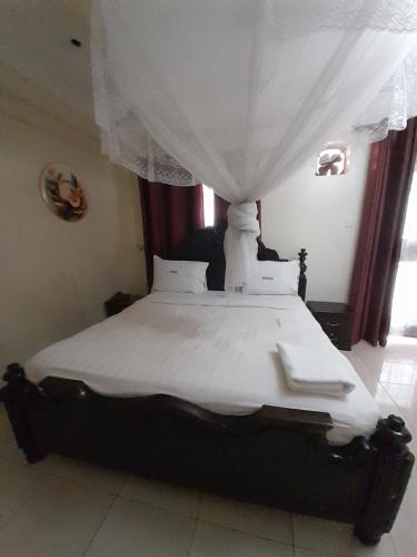 Postel nebo postele na pokoji v ubytování Harambee paradise hotel