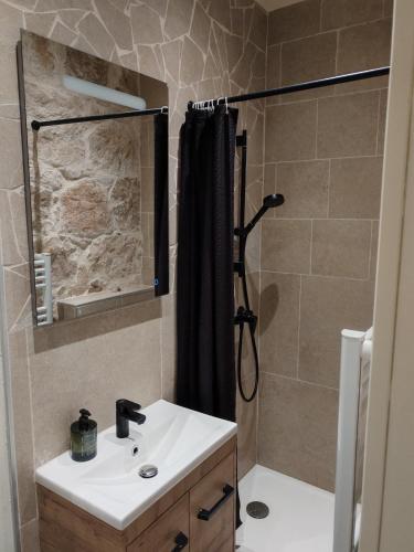La salle de bains est pourvue d'une douche et d'un lavabo blanc. dans l'établissement Cosy Mezzanine Studio - Nice Notre Dame - 10 min Promenade, à Nice