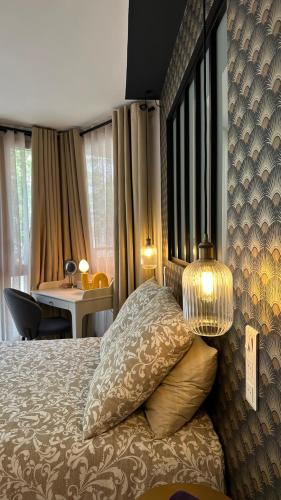 - une chambre avec un lit doté d'un oreiller et d'une lampe dans l'établissement Évasion confort, à Paris