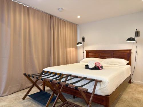 una camera da letto con un letto grande e due lampade di The Hill House Your stay in DC Made Memorable a Washington