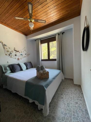 Un pat sau paturi într-o cameră la Miro & Lana vacation home
