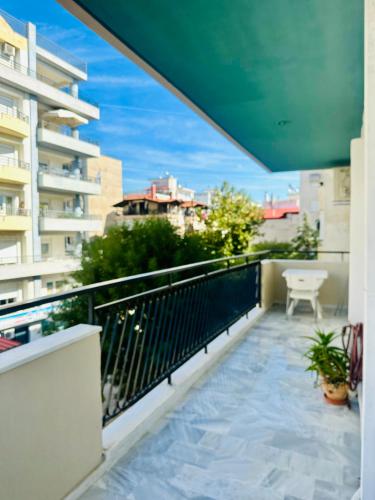un balcone con vista su un edificio di Pearls luxury apartment in Thessaloniki a Salonicco