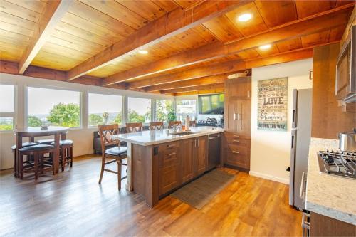 Η κουζίνα ή μικρή κουζίνα στο Luxury View Home Perfect for SD Getaway Sleeps 12