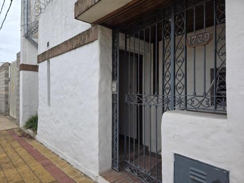 an iron gate on the side of a building at Tolouse 1 in Tolosa