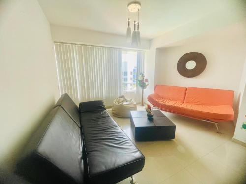 ein Wohnzimmer mit Sofa und Tisch in der Unterkunft Coral Plaza Lechería Vacaciones cerca de playa in El Morto de Barcelona