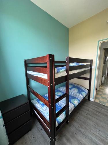 two bunk beds in a room with a blue wall at Domaine Les feuilles de Chêne in Carpentras