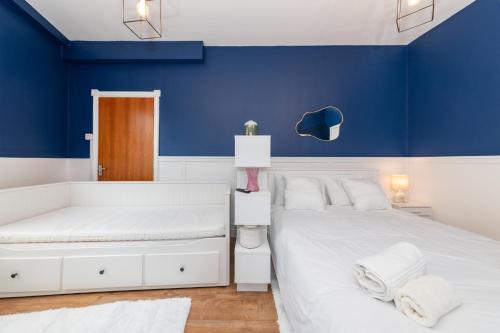 a bedroom with blue walls and a white bed at Free Parking 2 Beds Studio Flat close to River Thames in Reading