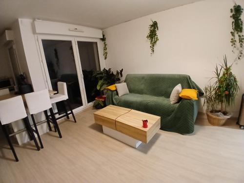 Le Cosy avec jardin terrasse couverte et parking gratuitにあるシーティングエリア