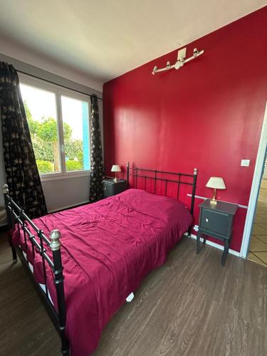 a red bedroom with a bed with a red wall at Domaine Les feuilles de Chêne in Carpentras